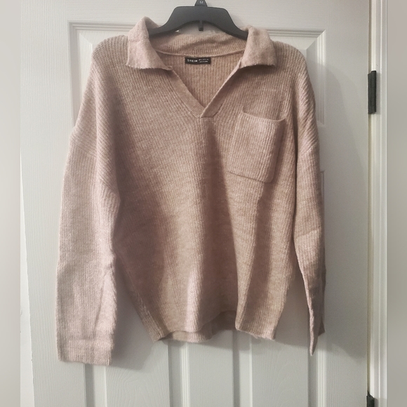 Sweater with front pocket and V neck collar - Picture 4 of 6